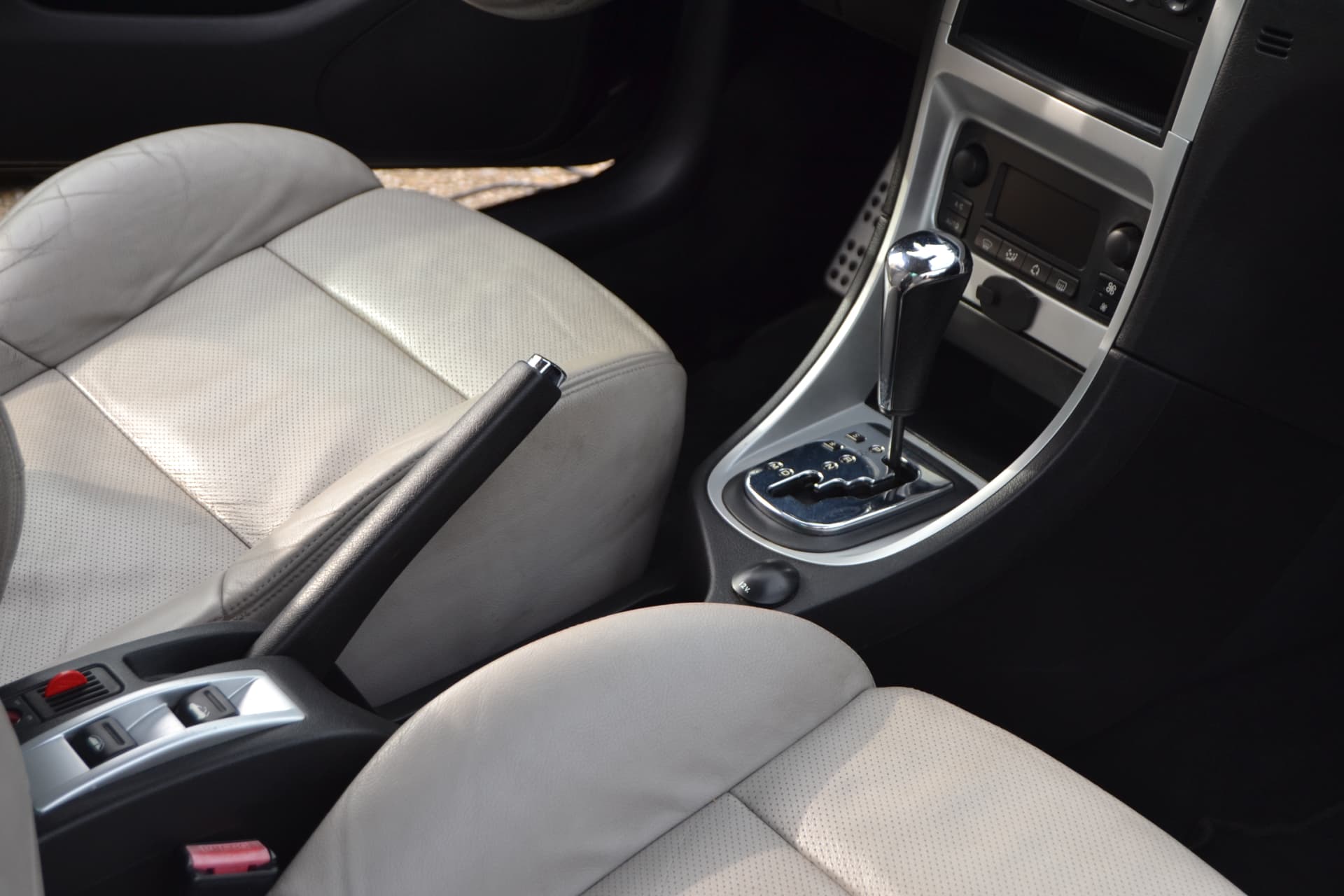 Sièges cuir beige et console nettoyés par QLP Lavage